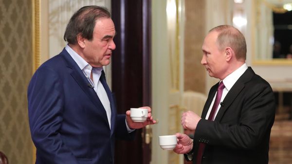 Президент РФ Владимир Путин и американский кинорежиссер Оливер Стоун во время интервью