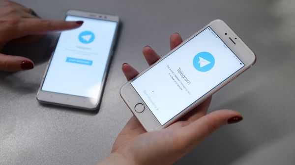  Мессенджер Telegram на экране телефона