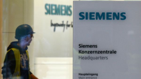 # Рабочий у входа в штаб-квартиру компании Siemens в Мюнхене, Германия # Рабочий у входа в штаб-квартиру компании Siemens в Мюнхене, Германия