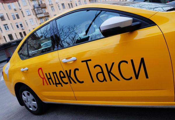 % Автомобиль службы Яндекс.Такси