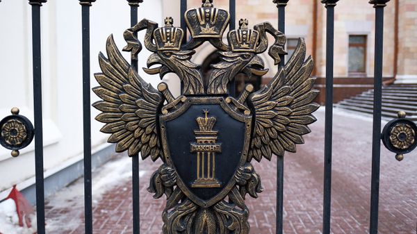  Герб на ограде у здания Генеральной прокуратуры России на улице Петровка в Москве