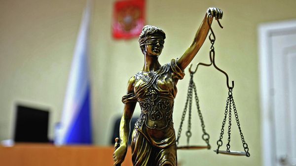 Статуэтка богини правосудия Фемиды в зале суда.