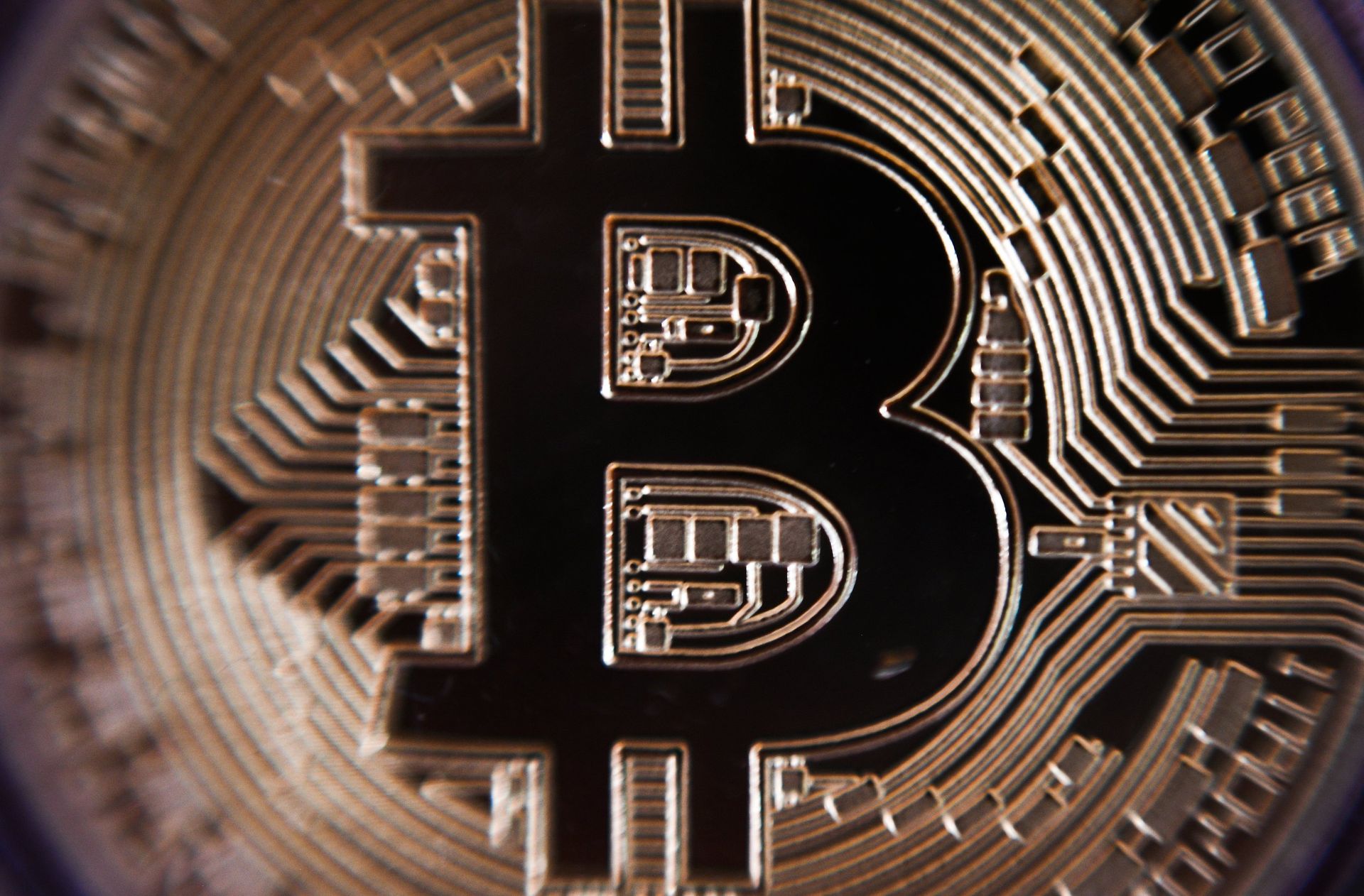 %Сувенирная монета криптовалюты биткойн в MaRSe Bitcoin Center в Москве - ПРАЙМ, 1920, 09.02.2021