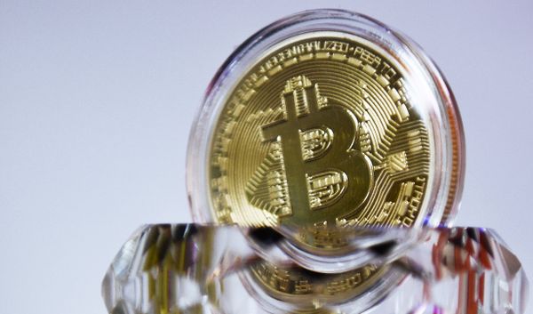 # Сувенирная монета криптовалюты биткойн в MaRSe Bitcoin Center в Москве