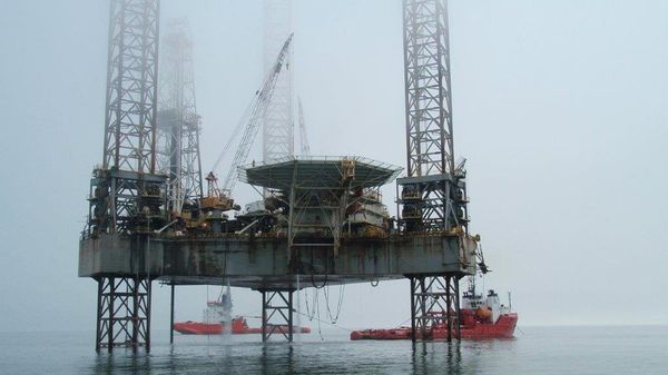 # нефтедобычная платформа