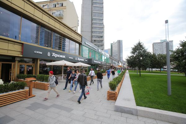%Прохожие на реконструированном Новом Арбате в Москве