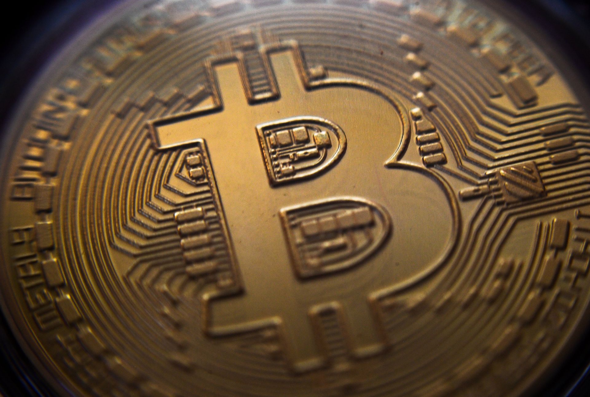 %Сувенирная монета криптовалюты биткойн в MaRSe Bitcoin Center в Москве - ПРАЙМ, 1920, 05.10.2020