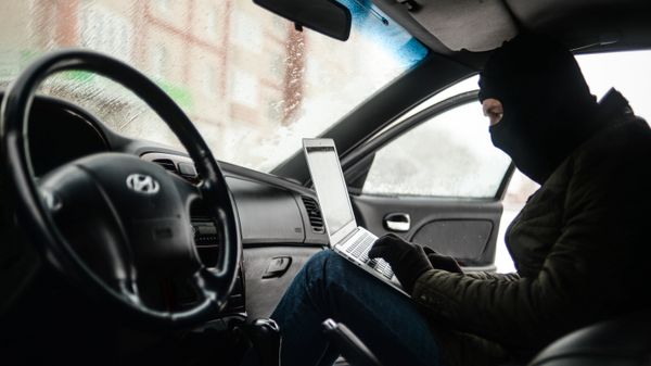 % Мужчина имитирует вскрытие автомобиля и его угон