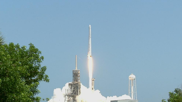 Компания SpaceX запустила грузовой корабль Dragon к МКС