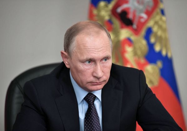 #Президент РФ Владимир Путин проводит совещание с главой МЧС Владимиром Пучковым и руководителями Волгоградской и Ростовской областей. 28 августа 2017