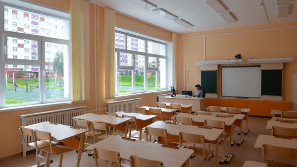  Учитель в классе 