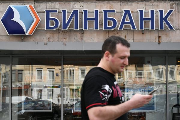 #Мужчина у отделения Бинбанка