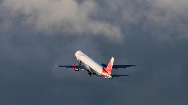 # Самолет Boeing 757-200 авиакомпании ВИМ-Авиа взлетает в аэропорту Пулково в Санкт-Петербурге