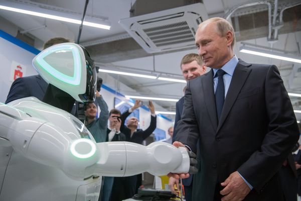 #Владимир Путин во время посещения АО ЭР-Телеком Холдинг в Перми осматривает экспозиции предприятий малого и среднего бизнеса, работающих в сфере цифровой экономики. 8 сентября 2017 #Владимир Путин во время посещения АО ЭР-Телеком Холдинг в Перми осматривает экспозиции предприятий малого и среднего бизнеса, работающих в сфере цифровой экономики. 8 сентября 2017