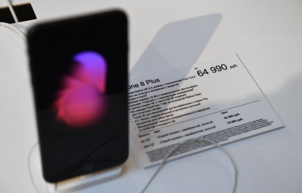 # iPhone 8 Plus представлен на продажу в торговом центре ГУМ. 29 сентября 2017