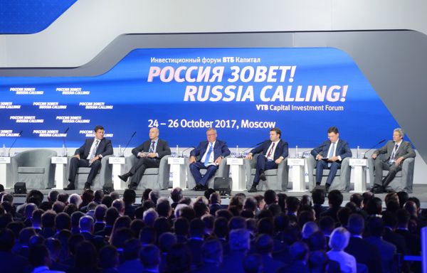 Президент ПАО Ростелеком Михаил Осеевский, министр финансов РФ Антон Силуанов, председатель правления банка ВТБ Андрей Костин, министр экономического развития РФ Максим Орешкин, министр энергетики РФ Александр Новак и предприниматель Вадим Мошкович на форуме ВТБ Капитал Россия зовет!. 24 октября 2017
