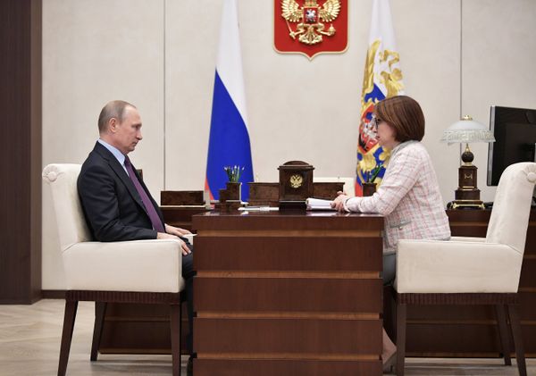 # Президент РФ Владимир Путин и председатель Центрального банка РФ Эльвира Набиуллина во время встречи. 27 октября 2017