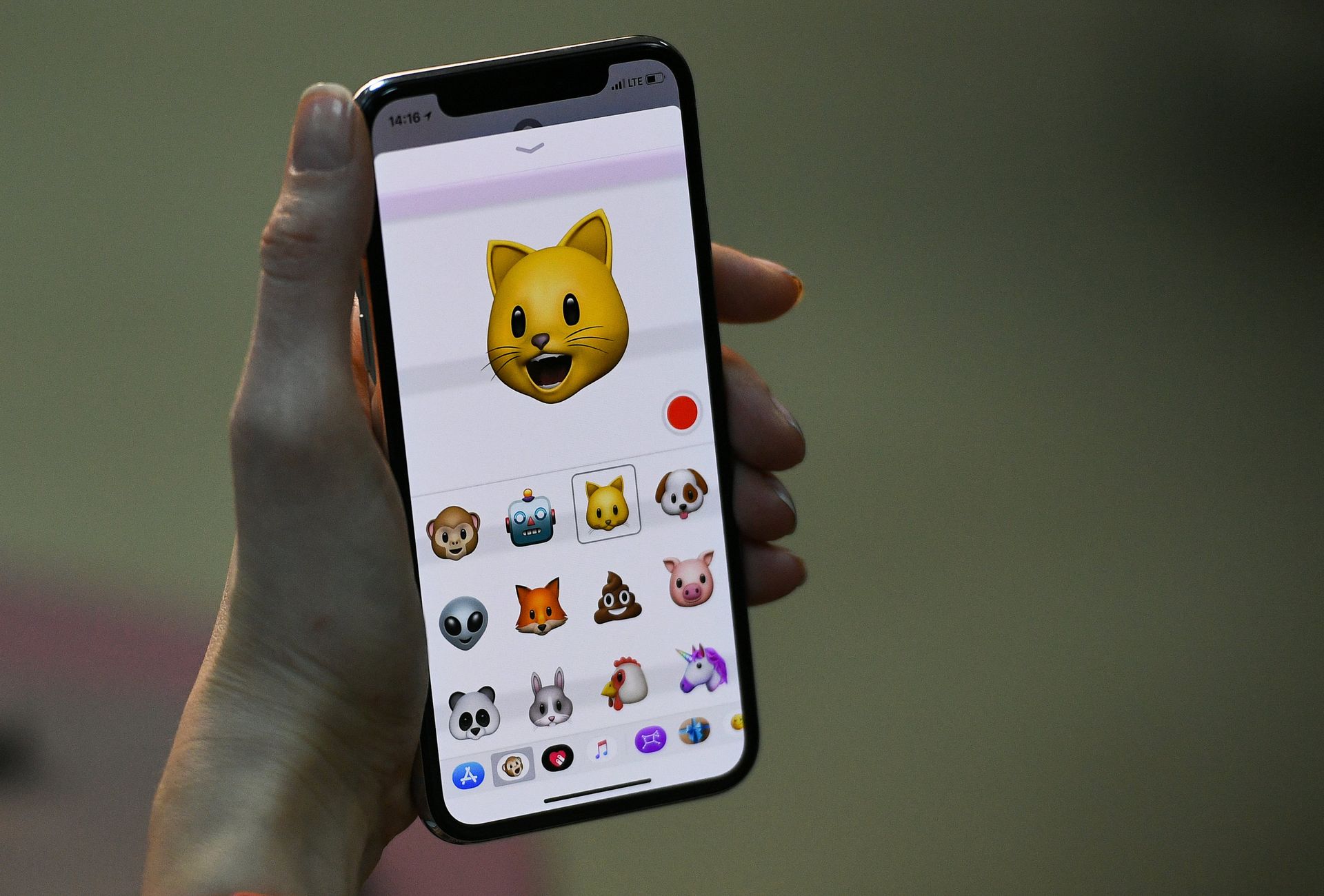 #Эмодзи на экране нового смартфона iPhone X от компании Apple - ПРАЙМ, 1920, 09.09.2020
