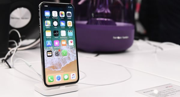 %Новый смартфон iPhone X во время старта продаж в магазине re:Store на Тверской улице в Москве. 3 ноября 2017