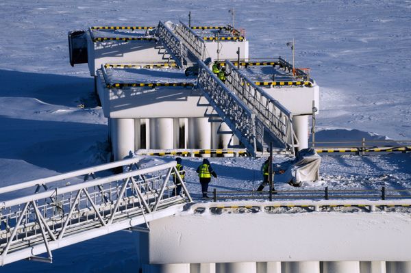 # Рабочие завода по производству сжиженного газа Ямал СПГ
