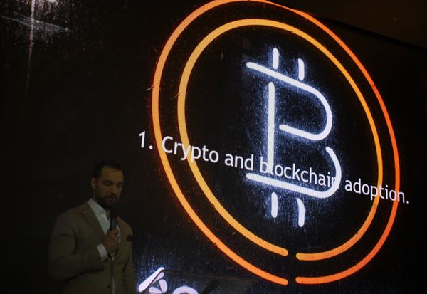 #Эмблема криптовалюты биткоин на конференции Russian Blockchain Week 2017 в Москве