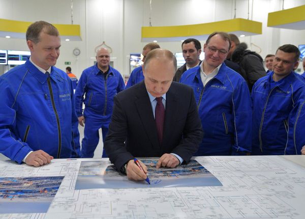 Владимир Путин во время посещения завода по сжижению природного газа Ямал СПГ в поселке Сабетта. 8 декабря 2017