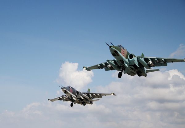 Российские штурмовики Су-25 взлетают с авиабазы Хмеймимв Сирии