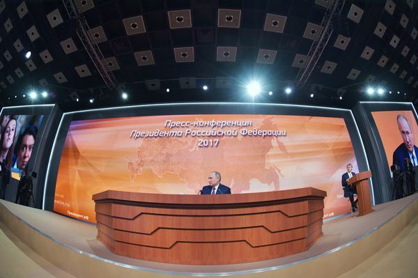 Президент РФ Владимир Путин во время большой ежегодной пресс-конференции Президент РФ Владимир Путин во время большой ежегодной пресс-конференции
