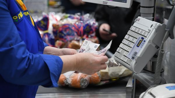 %Кассир считает деньги в супермаркете