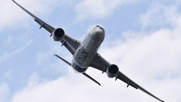 % Пассажирский дальнемагистральный лайнер Airbus A350 во время демонстрационных полетов