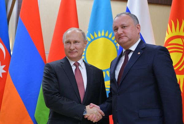 #Президент РФ Владимир Путин и президент Республики Молдова Игорь Додон  перед началом неформальной встречи глав государств СНГ. 26 декабря 2017