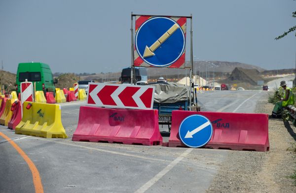 На строительстве участка трассы Таврида и автомобильных подходов к мосту через Керченский пролив. 26 июля 2017