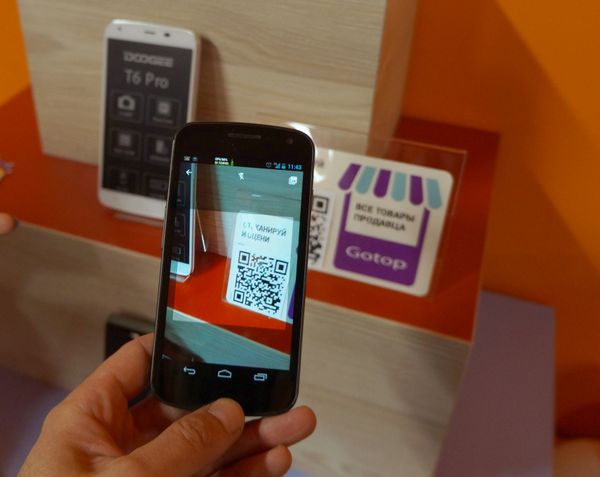 %Сканирование QR-кода товара в шоуруме Aliexpress %Сканирование QR-кода товара в шоуруме Aliexpress