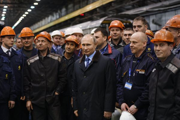 Президент РФ Владимир Путин во время встречи с рабочими Тверского вагоностроительного завода. 10 января 2018 Президент РФ Владимир Путин во время встречи с рабочими Тверского вагоностроительного завода. 10 января 2018