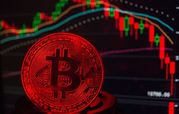 Монета с логотипом криптовалюты биткоин