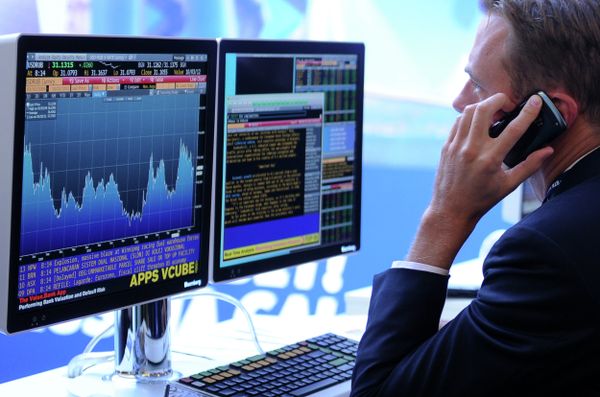 %Экран, транслирующий биржевые графики и диаграммы