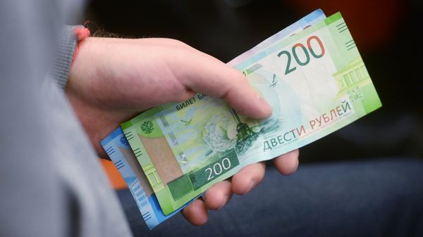 %Купюры номиналом 200 и 2000 рублей