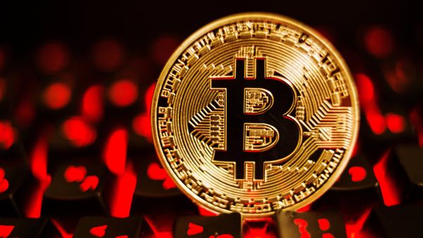%Монета с логотипом криптовалюты биткоин