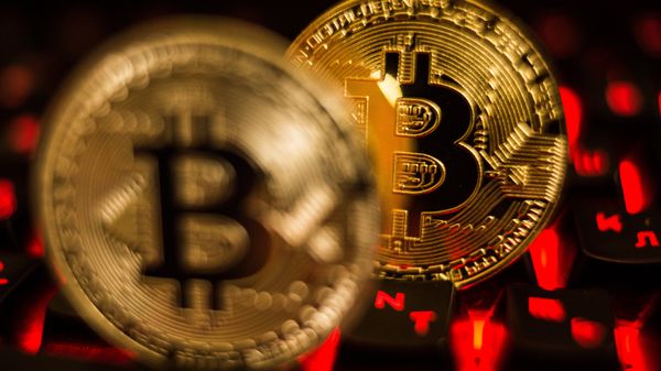 %Монета с логотипом криптовалюты биткоин
