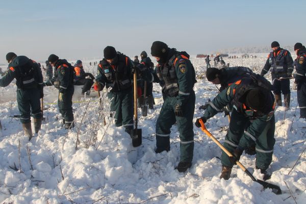 Сотрудники МЧС во время поисковых работ в районе падение самолета Ан-148