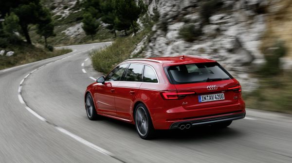 #Автомобиль Audi A4 Avant 