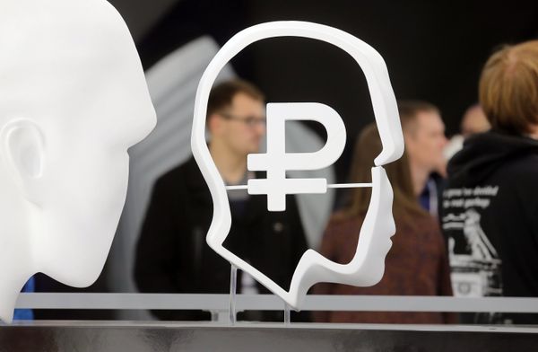  Фигура со знаком рубля на выставке