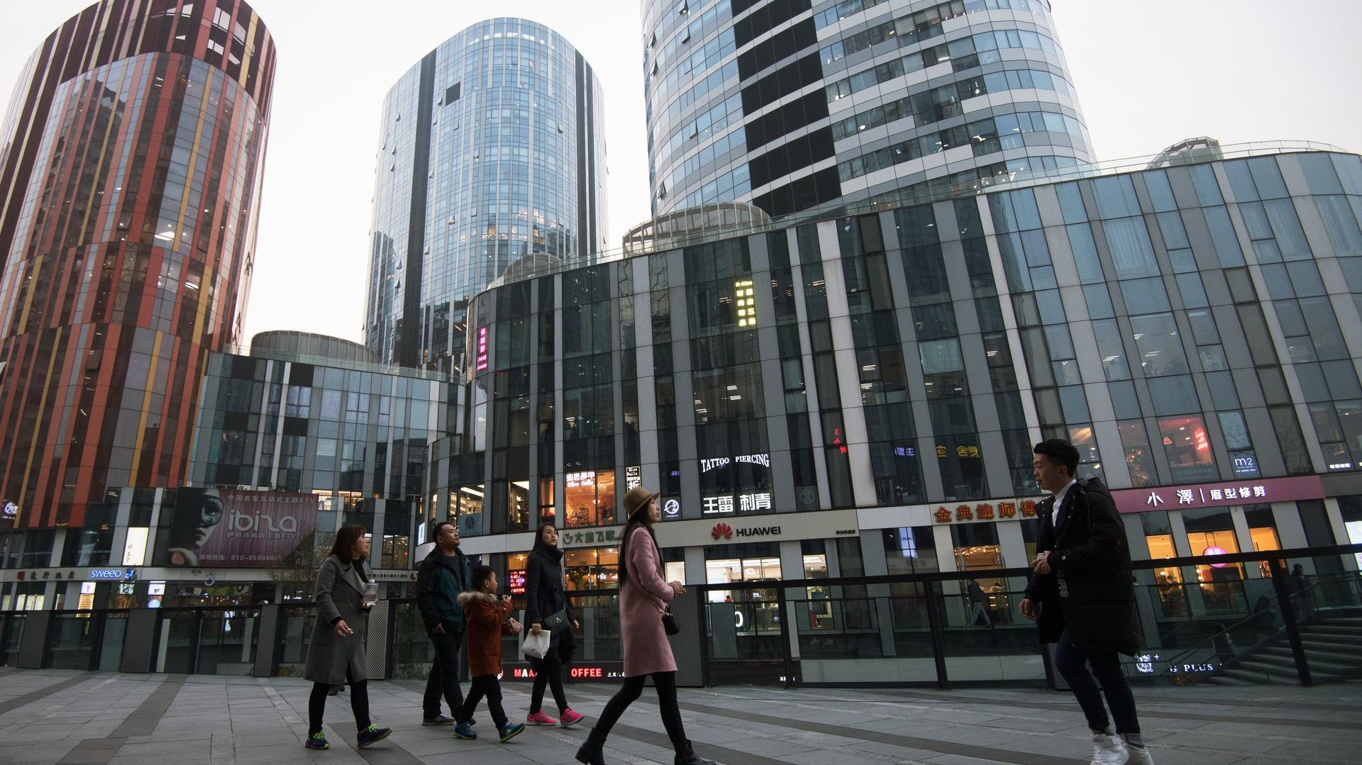 % Горожане на территории многофункционального комплекса Sanlitun Soho в Пекине - ПРАЙМ, 1920, 02.07.2021