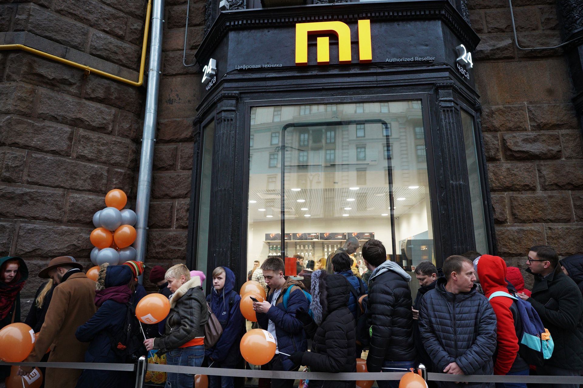 Посетители у магазина Xiaomi на Тверской лице в Москве - ПРАЙМ, 1920, 16.07.2021