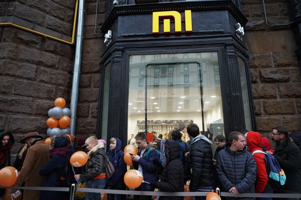 #Посетители у магазина Xiaomi на Тверской лице в Москве. 11 ноября 2017