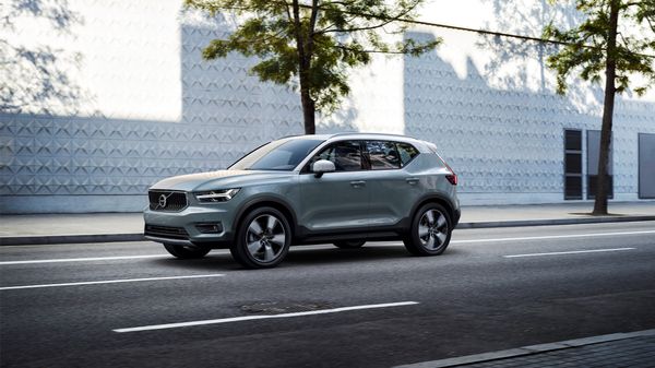 Автомобиль Volvo XC40