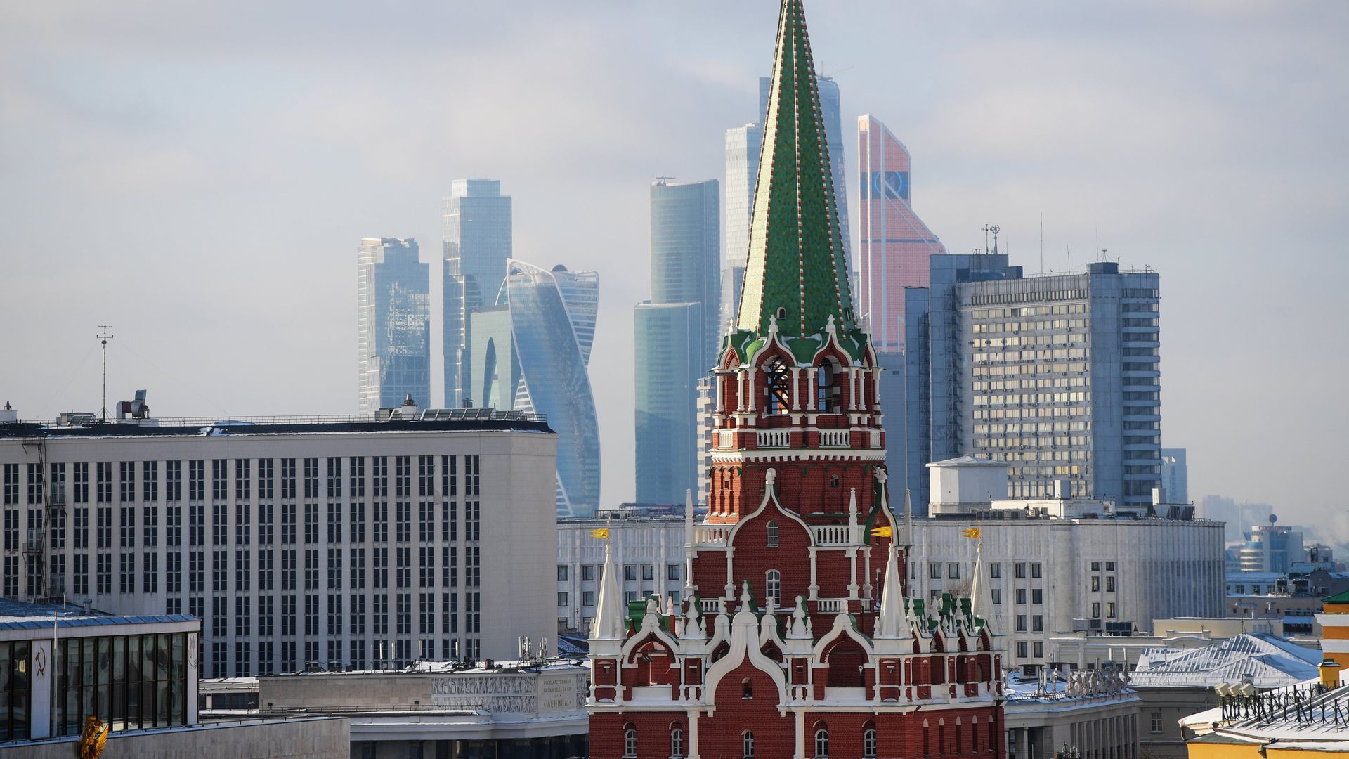 % Никольская башня Московского Кремля и небоскребы Москва-сити - ПРАЙМ, 1920, 25.04.2022