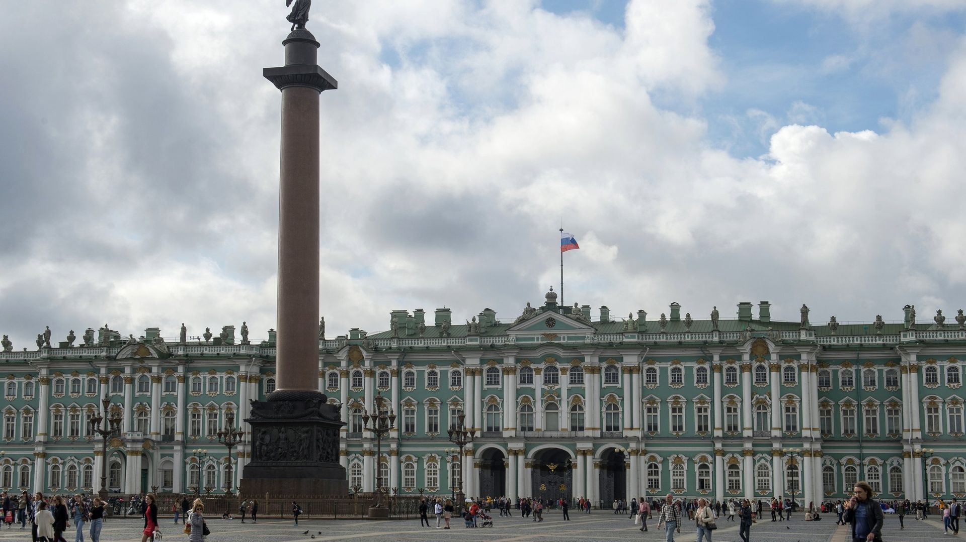%Александровская колонна на Дворцовой площади в Санкт-Петербурге - ПРАЙМ, 1920, 08.12.2020