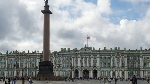 !Александровская колонна на Дворцовой площади в Санкт-Петербурге