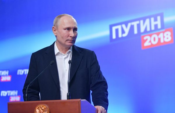 #Владимир Путин во время посещения своего предвыборного штаба